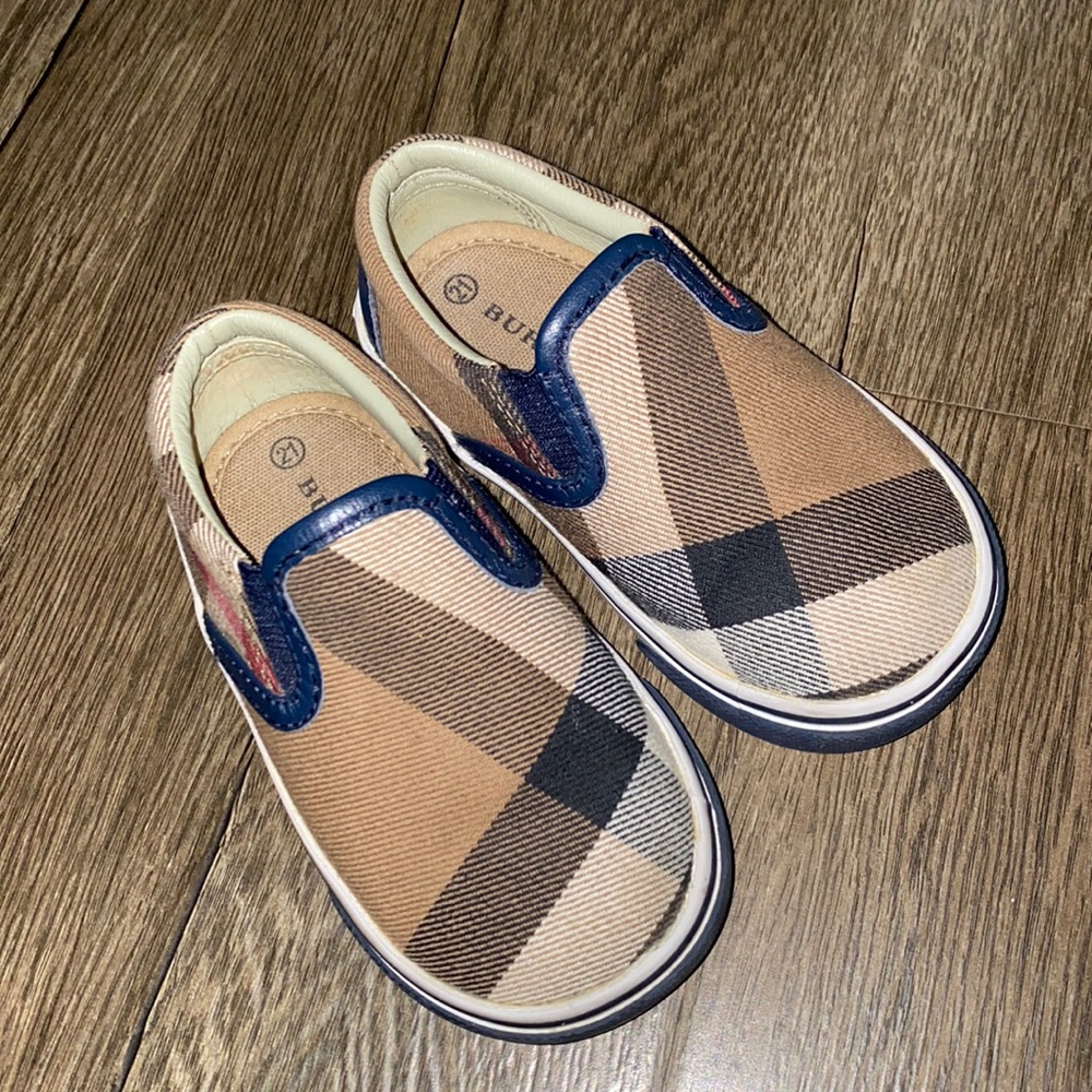 Burberry size 21 shoes(5.5) worn once